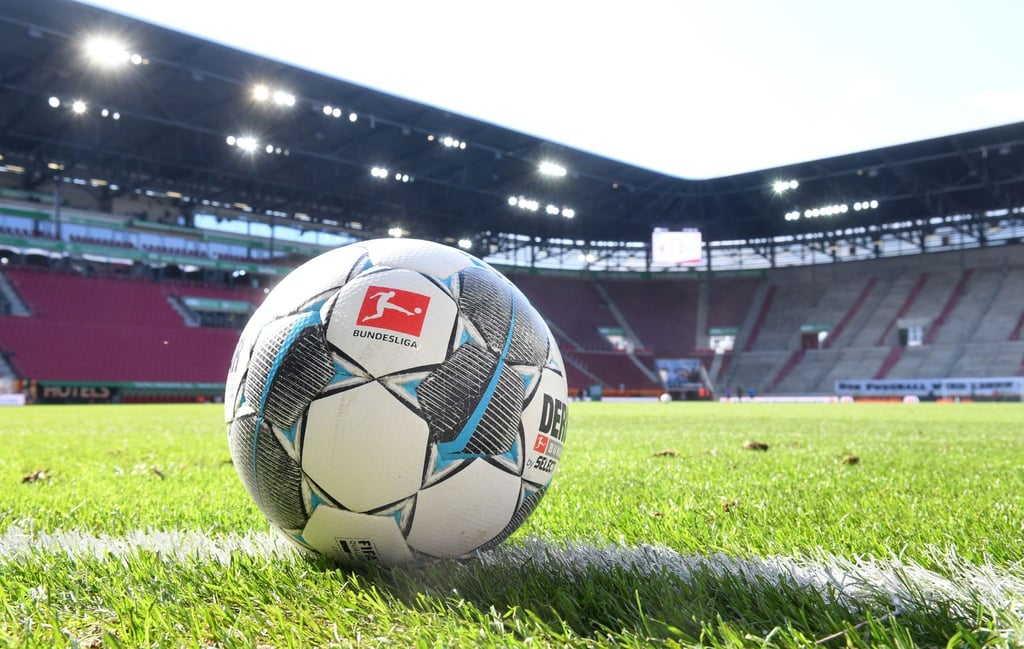 Ein Ball liegt auf dem Rasen.