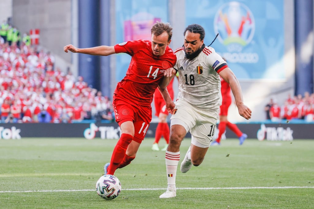 Belgiens Jason Denayer versucht gegen Dänemarks Mikkel Damsgaard in den Zweikampf zu kommen.