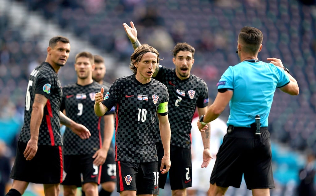 Luka Modric (M) und seine Mitspieler im Diskurs mit dem Schiedsrichter.