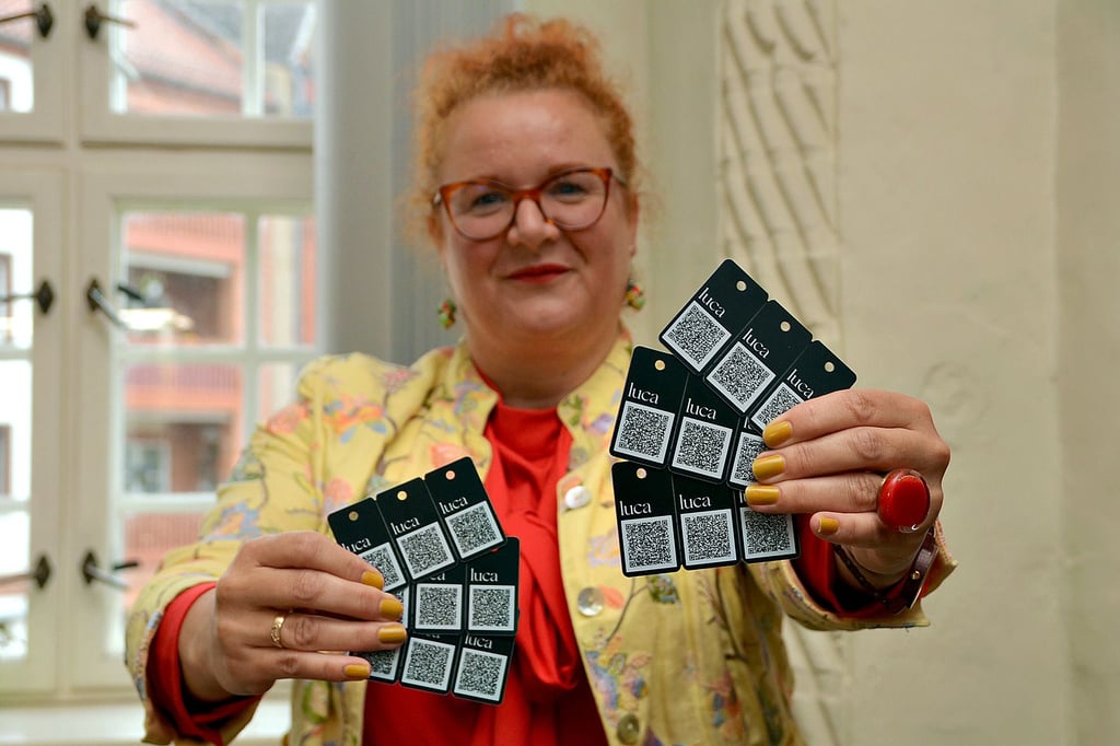Bürgermeister Mandy Schumacher mit den luca Schlüsselanhängern, die kostenfrei in Gardelegen, Mieste und Letzlingen ausgegeben werden.
