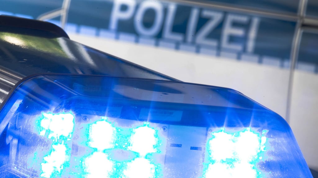 Ein Lkw geriet samt Anhänger auf der A14 bei Halle in Schlingern und beschädigte die Mittelleitplanke und eine Schilderbrücke. Die Autonahn ist in beide Fahrtrichtungen voll gesperrt.