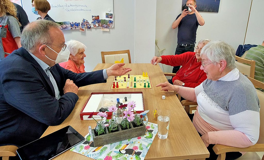 Norbert Walter-Borjans am Spieltisch mit Edith Römer (vorn, rechts), Margot Dietrich (hinten, rechts) und Margarete Günsch.