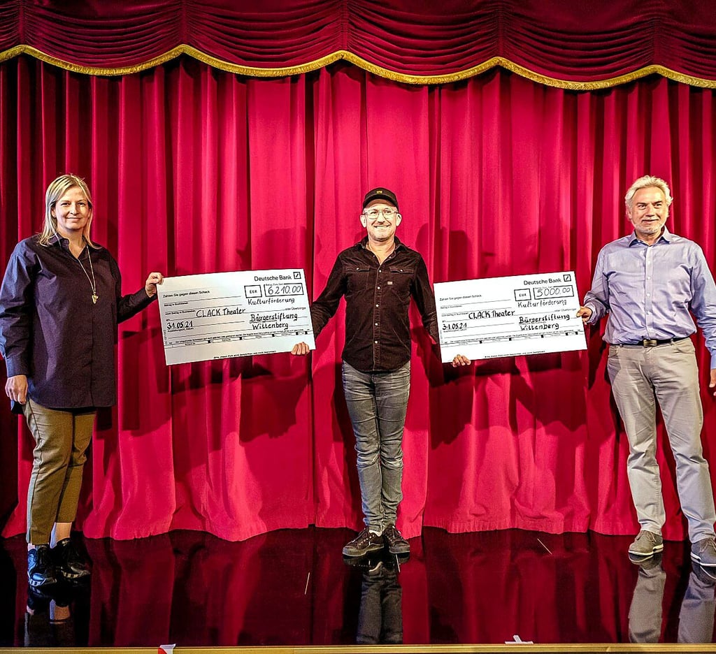 Franziska Buse schätzt das Clack-Theater und dessen Betreiber. Sie gehörte zu jenen Wittenbergern, die bei der örtlichen Bürgerstiftung eine projektbezogene Spendenaktion angeregt haben. Jetzt war die symbolische Scheckübergabe - hier mit Jens Krause (Stiftung, r.) und Stefan Schneegaß vom Clack.