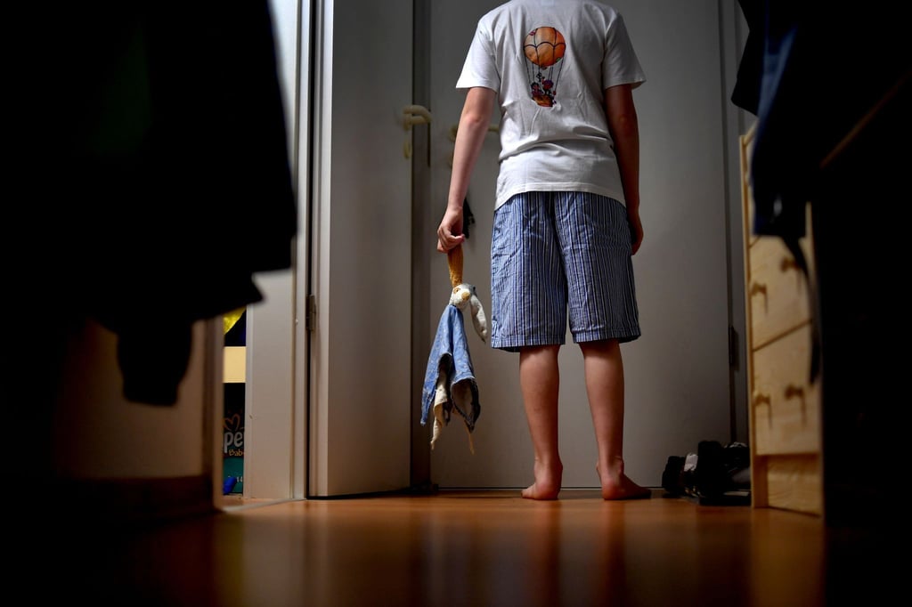 Vor allem Kinder schlafwandeln. Eltern sollten in dem Fall entsprechende Schutzvorkehrungen treffen.