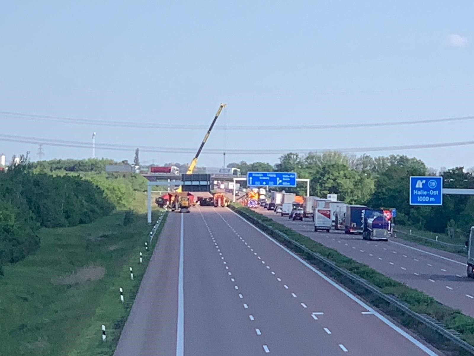 Lkw Auf A14 Kracht In Mittelleitplanke - Autobahn Bei Halle Gesperrt