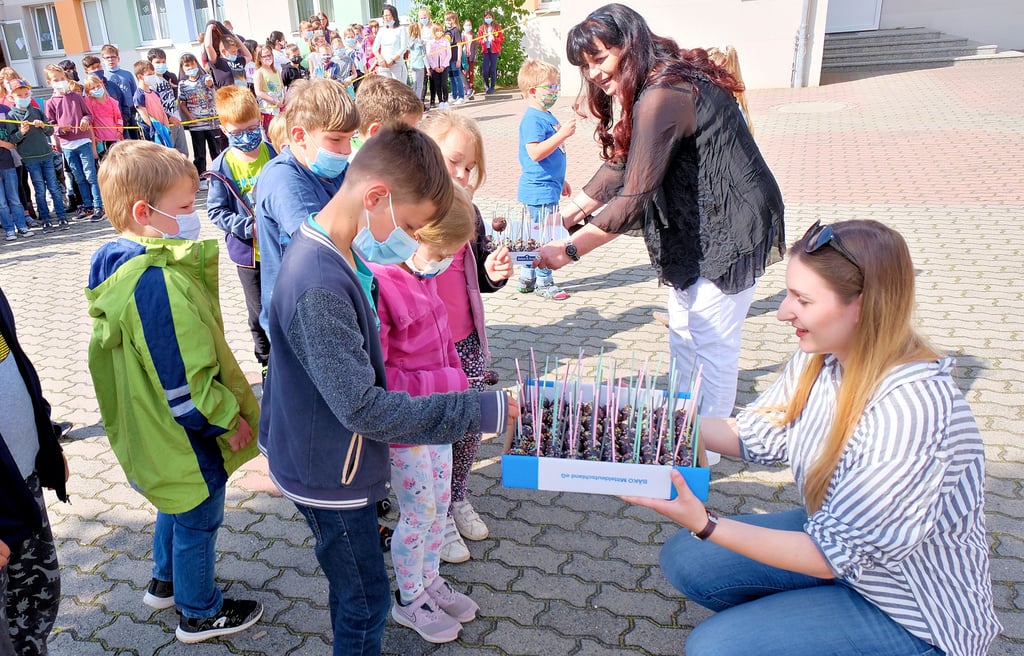 Lilli Stallbaum (rechts) von der gleichnamigen Bäckerei und Zahnas Grundschulleiterin Silke Reimann verteilen zum Kindertag Cake-Pops.