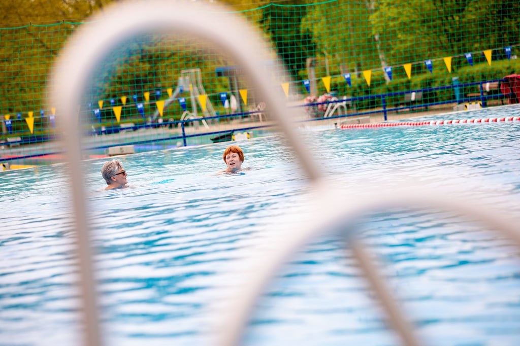 Zwei Frauen schwimmen in einem Becken vom Freibad.