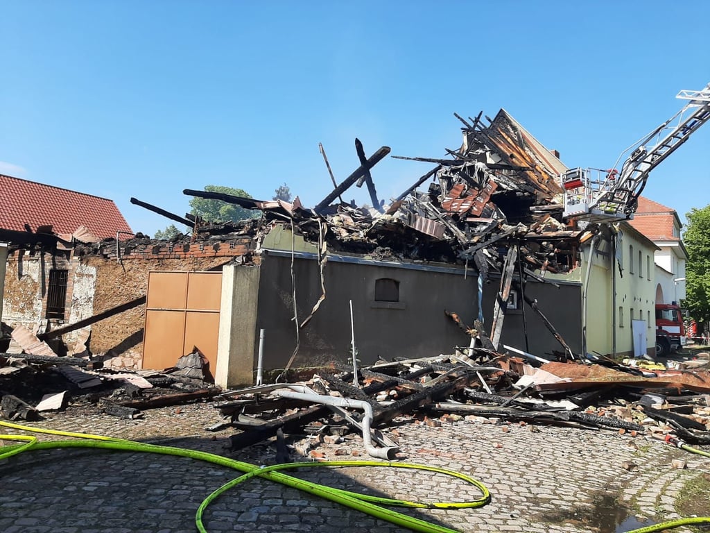 Die ehemalige Scheune wurde zu einem Wohnhaus umgebaut. Nach dem Brand ist es völlig zusammengefallen.