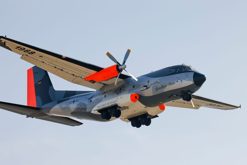 Eine Transall C-160 mit Sonderlackierung fliegt über den NATO-Militärflugplatz Hohn.