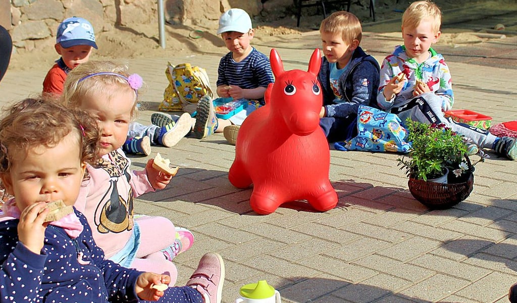 Die Jüngsten der Sandmännchenkinder picknickten auf dem Hof der Kita.