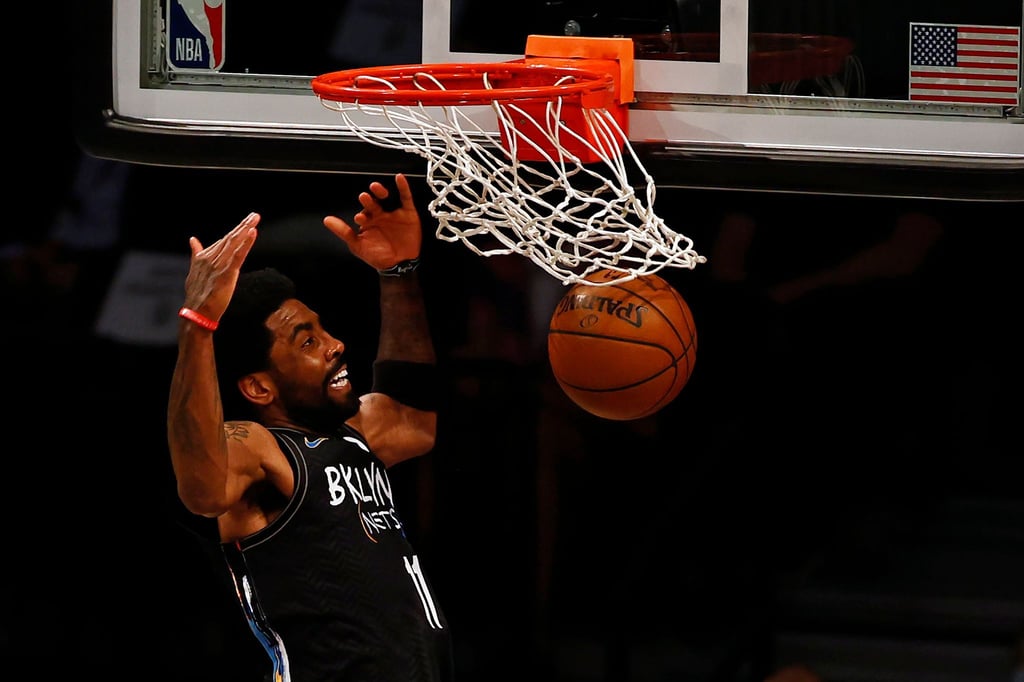 Brooklyn Nets Guard Kyrie Irving dunkt den Ball gegen die Boston Celtics in der ersten Hälfte.