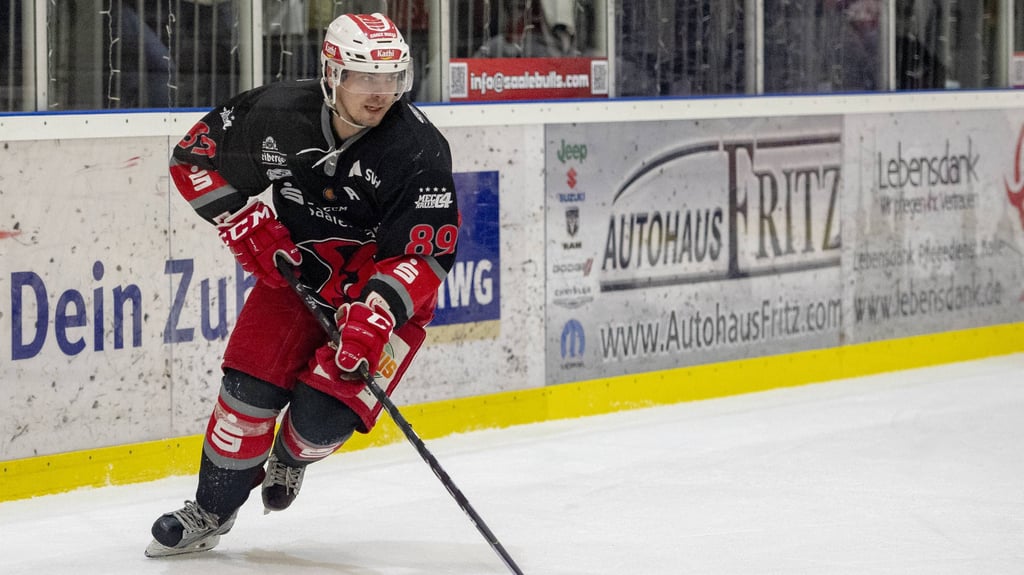 Michal Schön, hier Ende 2019 für die Saale Bulls am Puck.