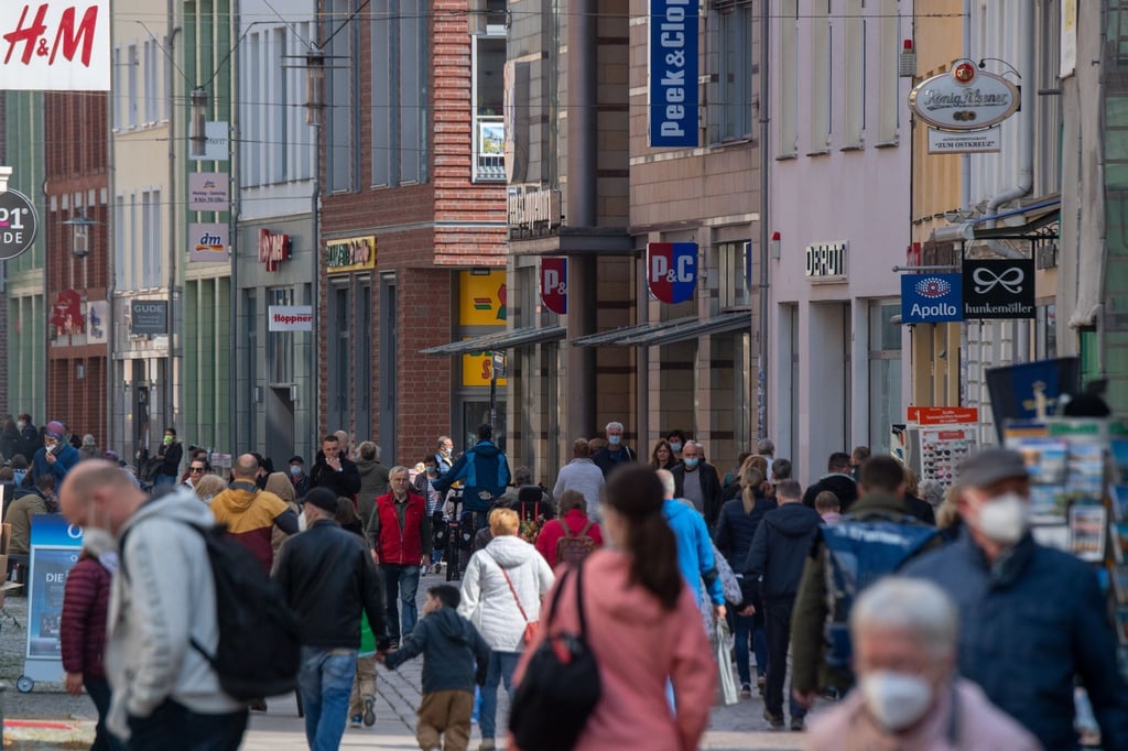 Einkaufsstraße in Stralsund. Der Umsatz im Einzelhandel ist im April deutlich zurückgegangen.
