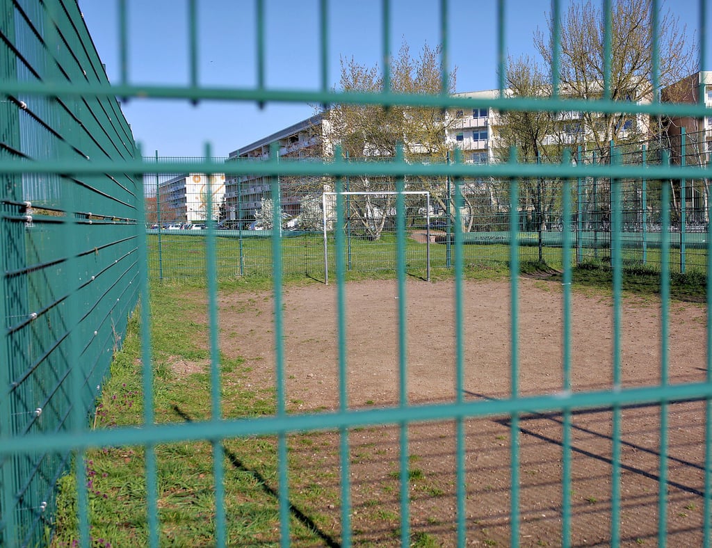 Sind die fröhlichen Fußball-Stunden am Schwarzen Weg gezählt? Wenn dort eine neue Feuerwehr-Wache entstehen soll, muss der Bolzplatz jedenfalls weichen. Allerdings soll ein Ersatz her ? da sind sich die politischen Fraktionen einig.