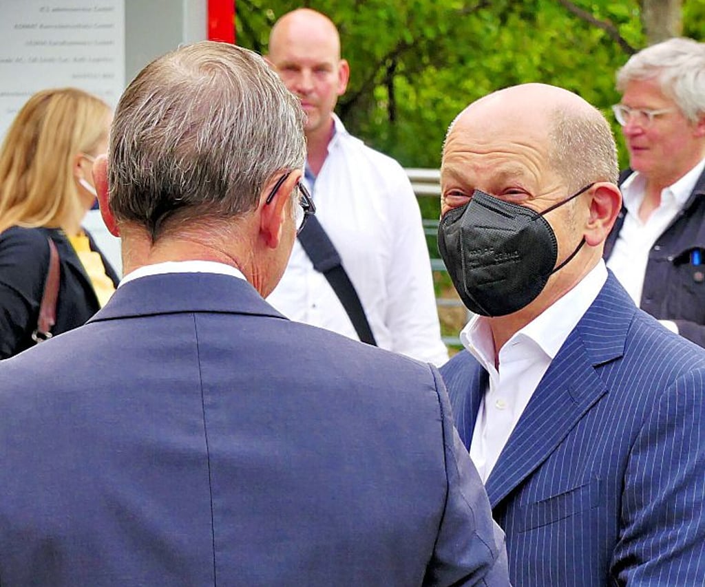 Olaf Scholz (r.) in Leuna
