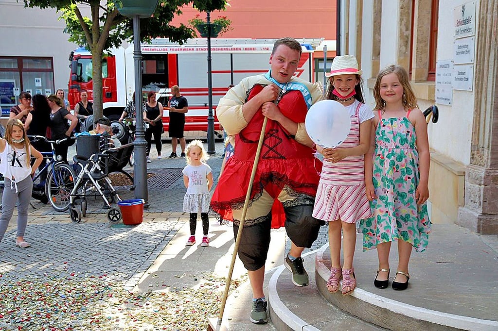 Nach fleißigem Fegen wurde Kevin Löhning durch zwei Jungfrauen erlöst.