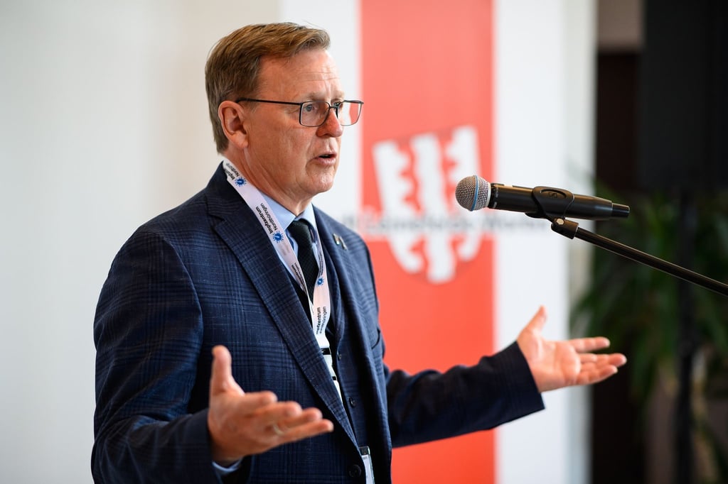 Bodo Ramelow (Linke), Ministerpräsident von Thüringen. Vor den Beratungen mit Kanzlerin Angela Merkel (CDU) haben ostdeutsche Ministerpräsidenten eine anhaltende Benachteiligung Ostdeutschlands beklagt.