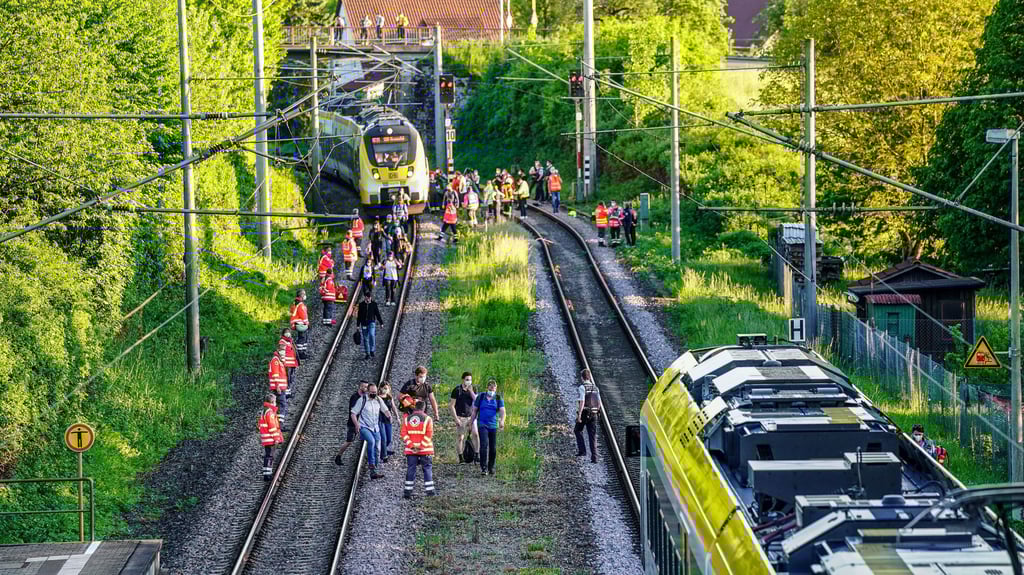 In Oppenweiler in der Nähe von Stuttgart hat ein Zug ein 14-jähriges Mädchen beim Überqueren der Bahngleise erfasst und tödlich verletzt. Rettungskräfte sicherten den Bereich.