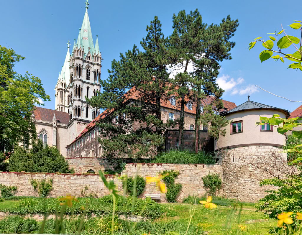 Blick in den Garten des Naumburger Doms.