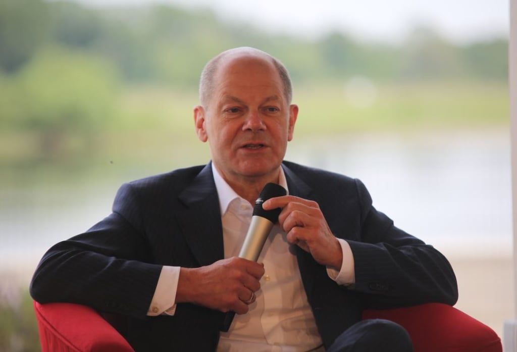 Olaf Scholz, Kanzlerkandidat der SPD, im Weltrad-Gebäude in Schönebeck. 