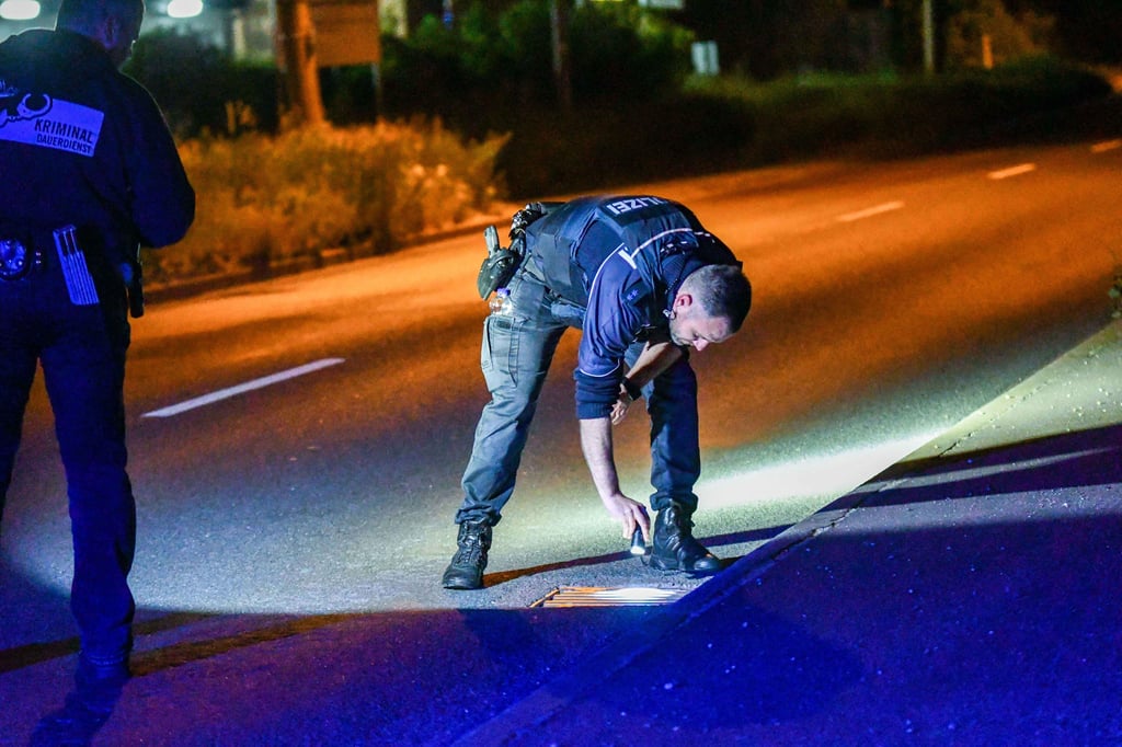 Kurz nach Mitternacht kam es in Magdeburg zu einer spektakulären Verfolgungsfahrt durch die Stadt, bei der ein Mann verletzt worden sein soll.