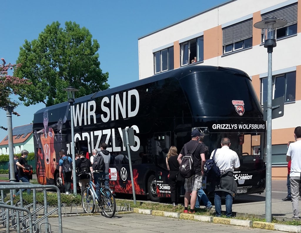 Mit dem Mannschaftsbus der Wolfsburger „Grizzlys“ (Eishockey) reisen Impfwillige aus Niedersachsen in Magdeburg an.