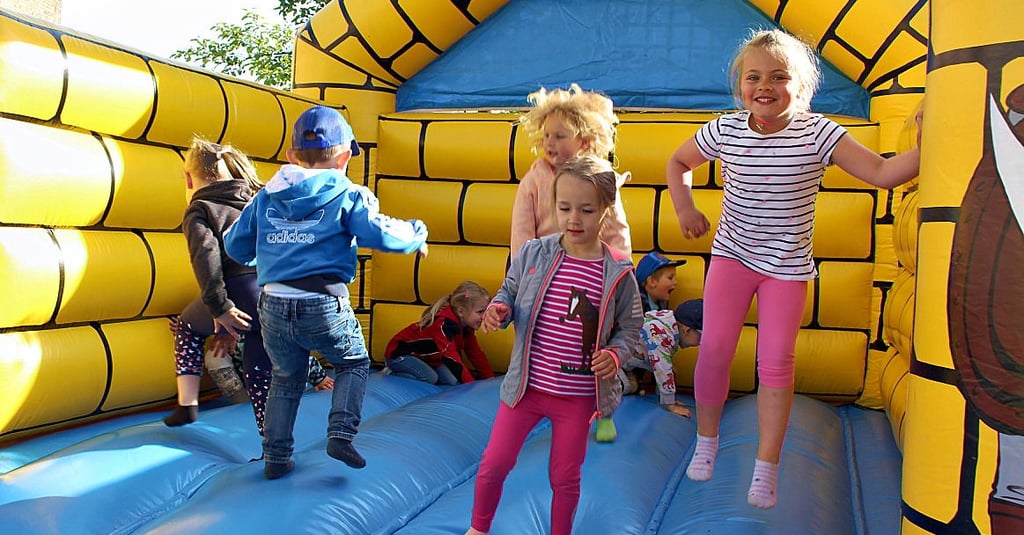 Eine Hüpfburg hatten die Sandmännchenkinder in Steutz zum Toben.