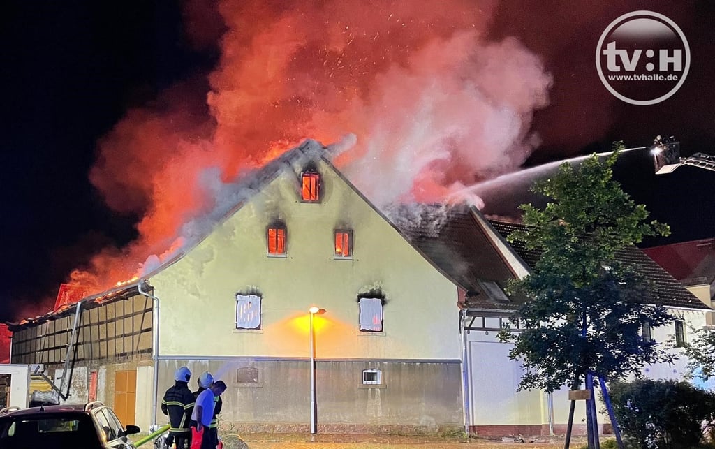 Nur kurz nachdem das Feuer in der Nacht bemerkt worden war, stand die Scheune in Halle-Büschdorf bereits voll in Flammen.