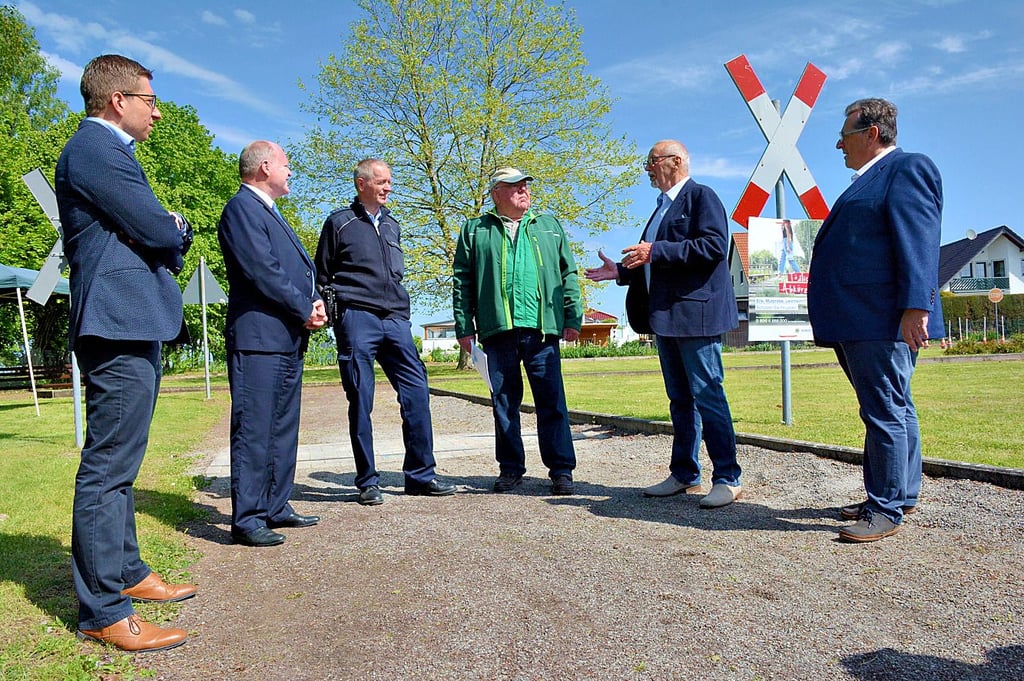 Der Vorsitzende der Kreisverkehrswacht Oschersleben, Klaus Glandien, führt Mitarbeiter der Landesverkehrswacht sowie Verkehrsminister Thomas Webel (2.v.l.) durch den Verkehrsgarten in Völpke.