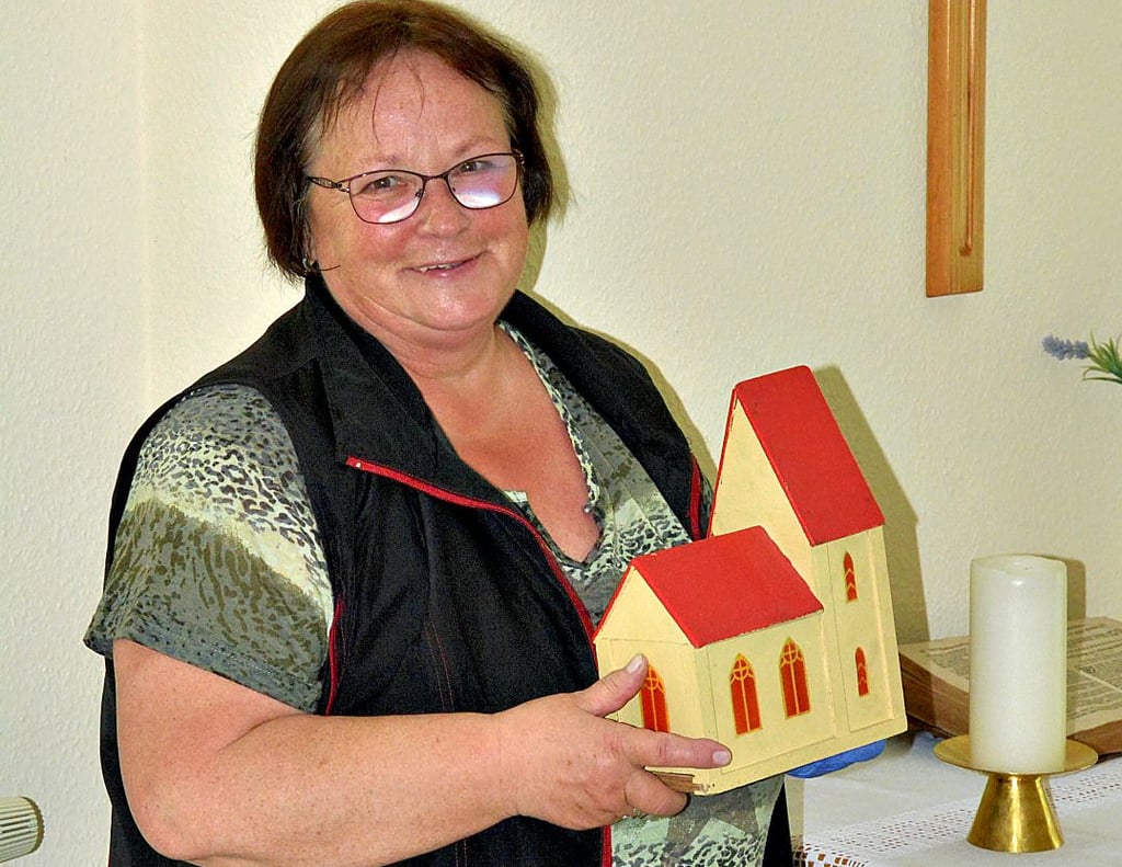 Bärbel Hackert vom Gemeindekirchenrat zeigt sich für die offene Kirche in Mieste mitverantwortlich und hilft auch sonst gern, wenn Not am Mann ist.