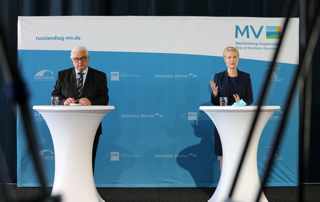 Sergej Netschajew (l-r) und Manuela Schwesig (SPD).