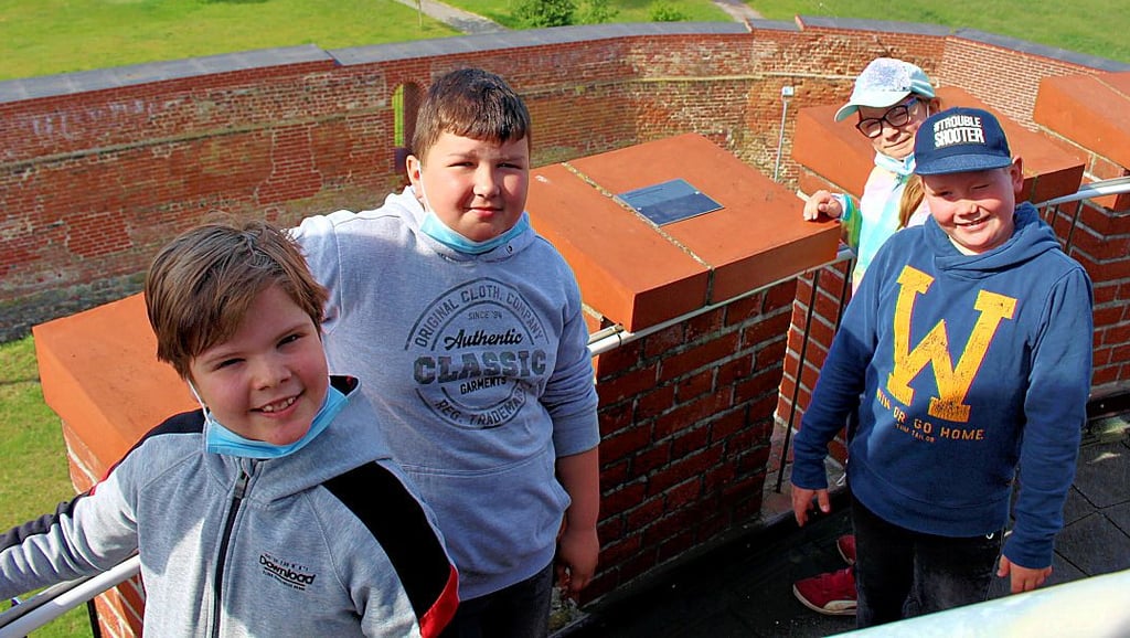 Vom Burgturm durften die Lindauer Grundschüler den Ausblick genießen.