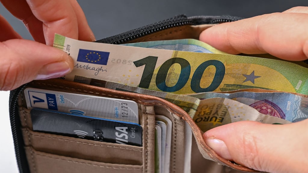 Einer 81-jährigen Blankenburgerin wurden am Dienstag mehrere hundert Euro von zwei Frauen gestohlen. Auch ihre EC-Karte und das Sparbuch wurden entwendet.