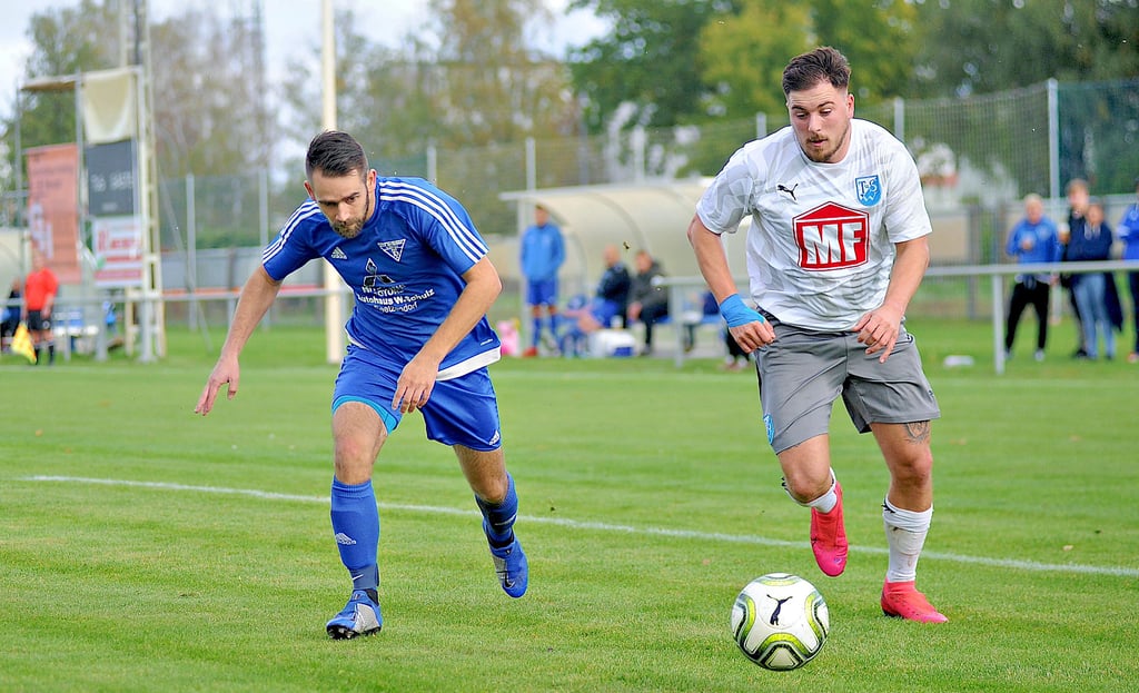 Der TuS Siegfried Wahrburg (Erster der Landesklasse, Staffel 1), hier mit Tobias Heyder (rechts), nimmt das Aufstiegsrecht wahr und spielt in der kommenden Saison Fußball-Landesliga.