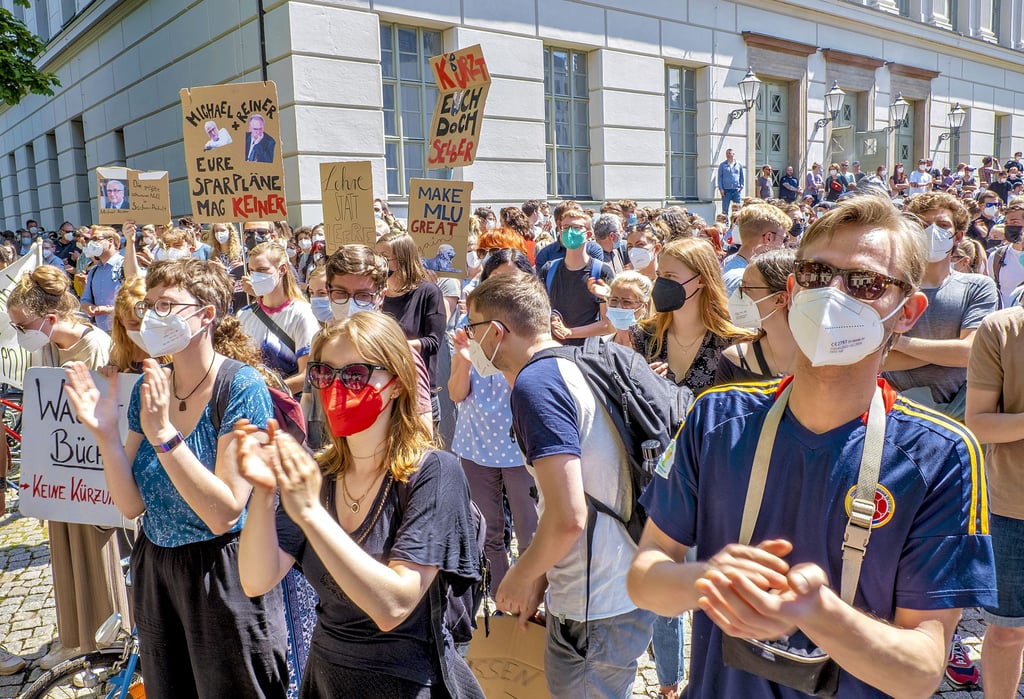 Dem Protestaufruf folgten viele Studierende, sie fürchten einen ?Kahlschlag? an der Uni Halle.