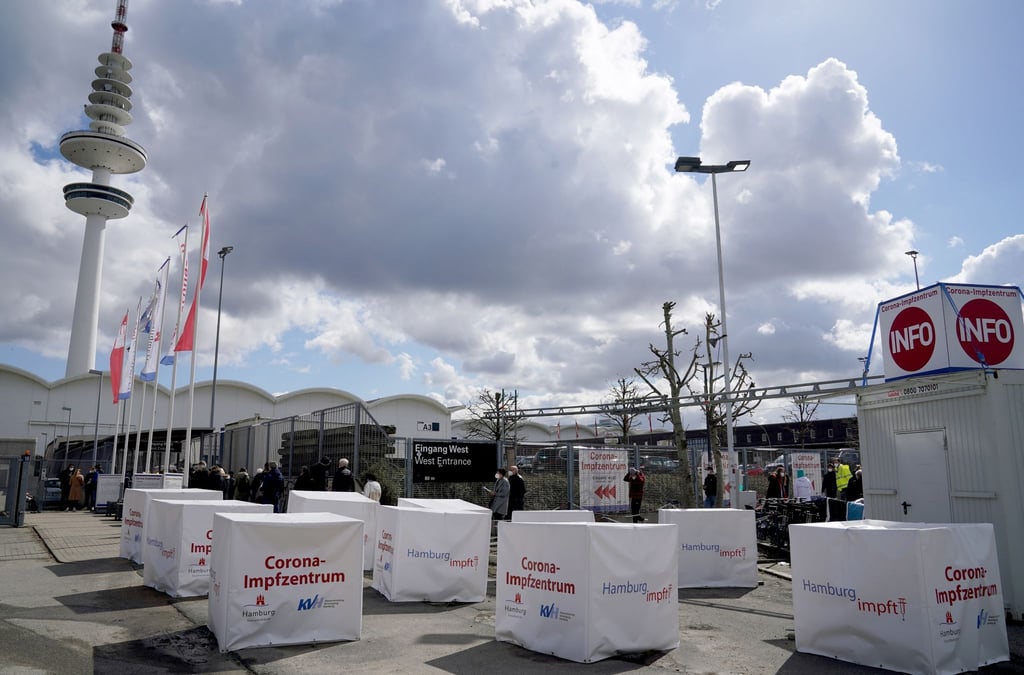 Impfberechtigte gehen zum Impfzentrum auf dem Messegelände in Hamburg.