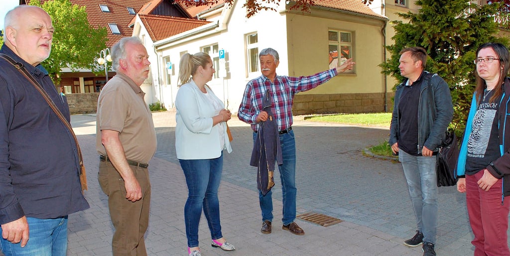 Ortsbügermeister Rudolf Beutner (3. von rechts) unternahm mit den Ortschaftsratmitgliedern Reiner Friedrich, Klaus Brammer, Grit Hildebrand vom Ordnungsamt, Bauamtsleiter Enrico Schmidt und Ortschaftsrätin Anke von Koseritz (von links) einen Stadtrundgang.