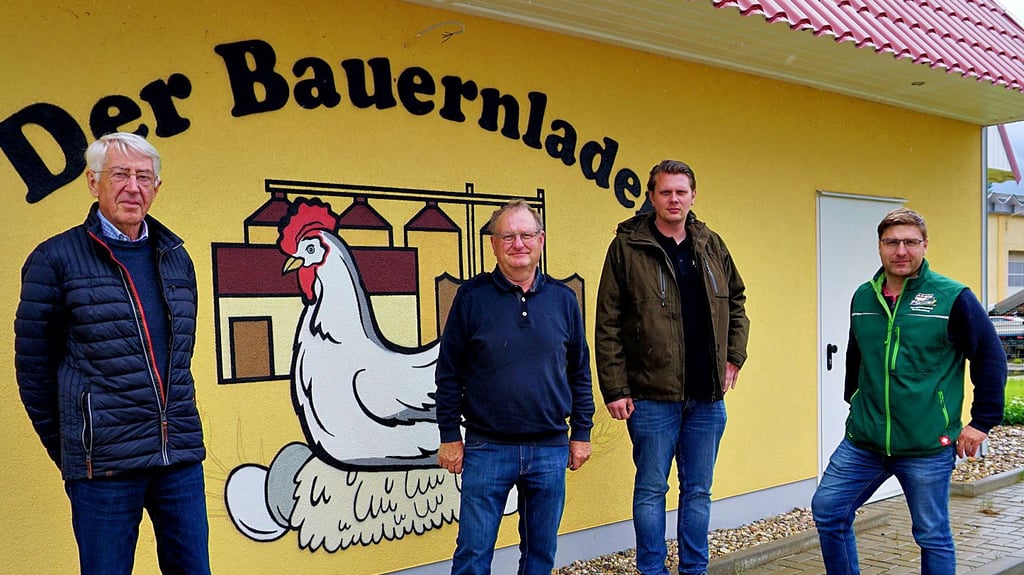 Die ehemaligen Vorstände Hans-Jürgen Göx (v.l.) und Bernd Ulrich sowie die aktuellen Vorstände Christian Geßner und Matthias Ulrich stehen vor dem Bauernladen der Agrargenossenschaft Bad Dürrenberg.