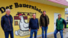 Die ehemaligen Vorstände Hans-Jürgen Göx (v.l.) und Bernd Ulrich sowie die aktuellen Vorstände Christian Geßner und Matthias Ulrich stehen vor dem Bauernladen der Agrargenossenschaft Bad Dürrenberg. 