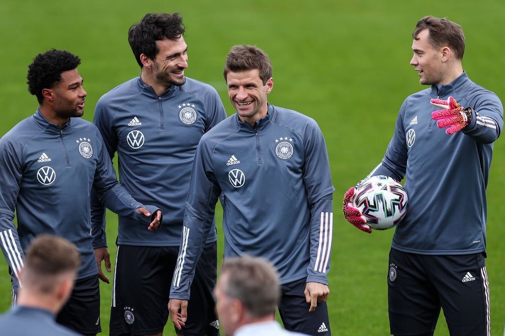 Mit Mats Hummels (2.v.l.) und Thomas Müller (2.v.r.) startet die DFB-Elf gegen Dänemark.