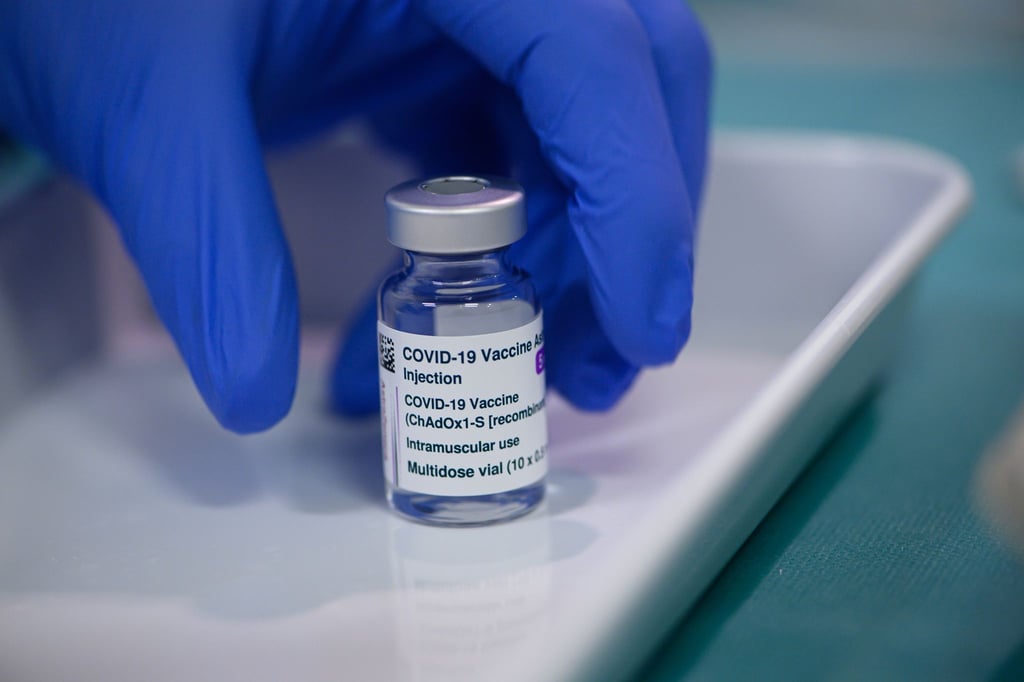 Ampulle des Impfstoffs Vaxzevria von Astrazeneca.