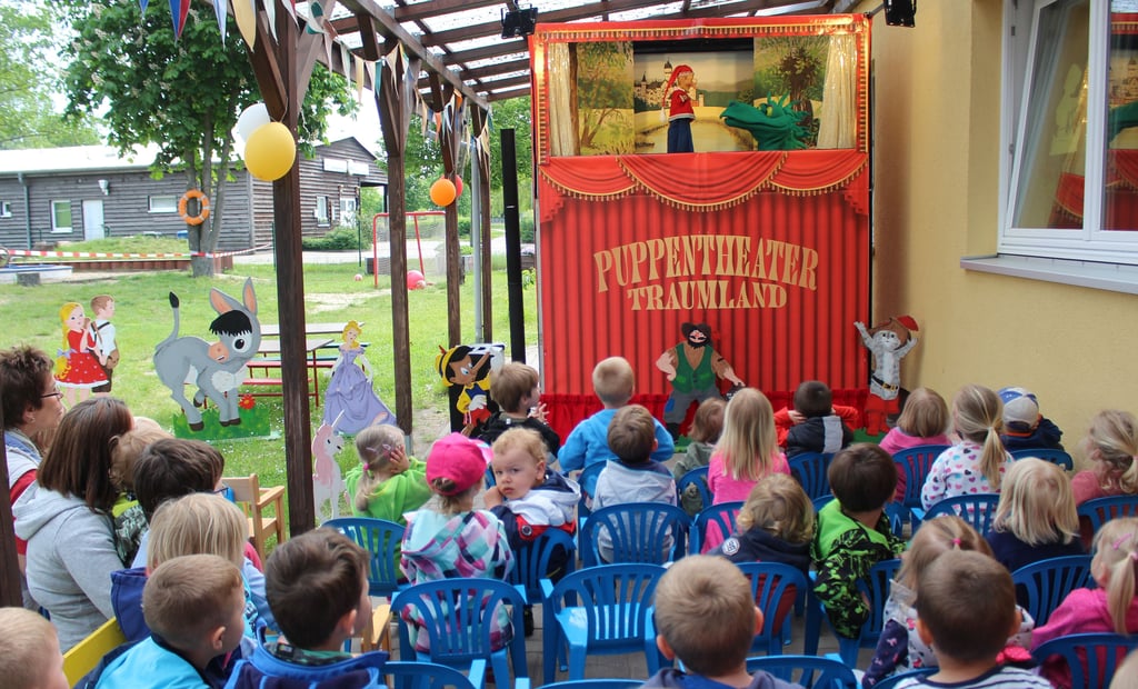 Das Puppentheater war der Höhepunkt für die Glückskinder in Güterglück.