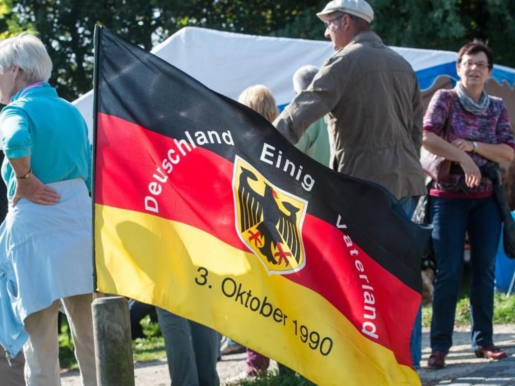 Eine Deutschlandfahne mit der Aufschrift «Deutschland Einig Vaterland 3. Oktober 1990» auf einem Fest der CDU Brandenburg.
