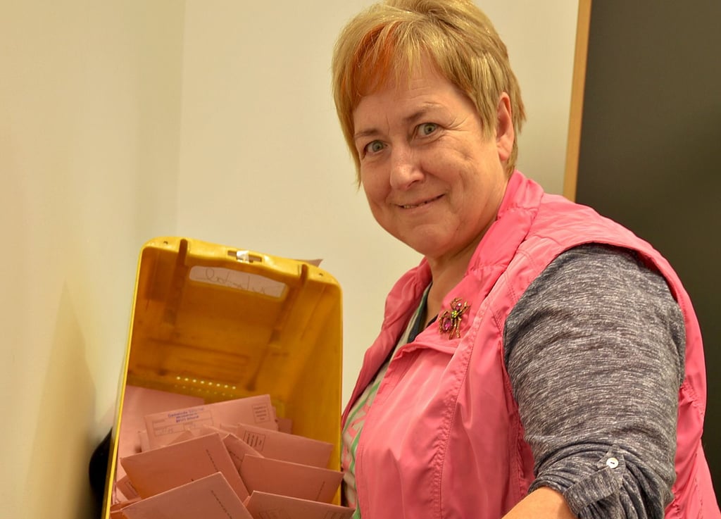 Kreiswahlleiterin Iris Herzig sortiert die angekommenen Kuverts für die Briefwahl den entsprechenden Gemeinden zu. Diese werden erst am Sonntag um Punkt 18 Uhr geleert und ausgezählt.