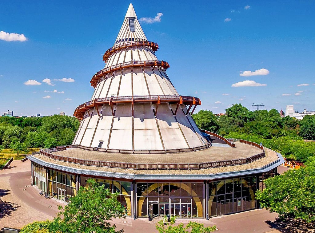 Der Jahrtausendturm im Magdeburger Elbauenpark