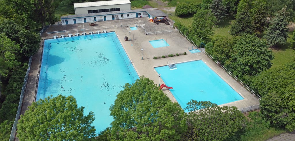Blau in Grün: Das Wackersleber Freibad mit seinem 50-Meter-Becken startet am 12. Juni in die Saison.