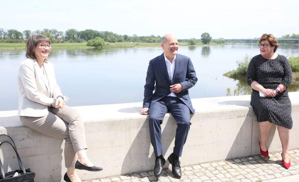 Olaf Scholz, Kanzlerkandidat der SPD, im Weltrad-Gebäude in Schönebeck. 