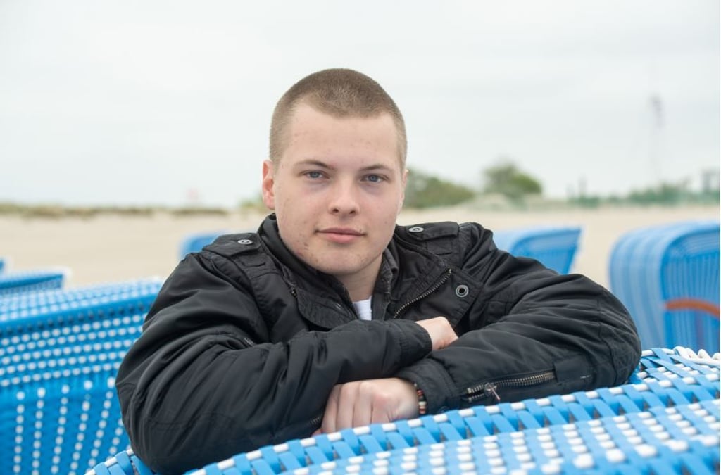 Musiker Gabriel Kelly, Sohn von Angelo Kelly (The Kelly Family), steht am Strand von Warnemünde an der Ostsee.