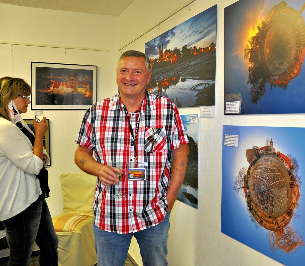 Hobbyfotograf Thomas Agit zeigt die beiden Bilder, die er zugunsten des Fördervereins der Egelner Wasserburg meistbietend versteigern lassen will.