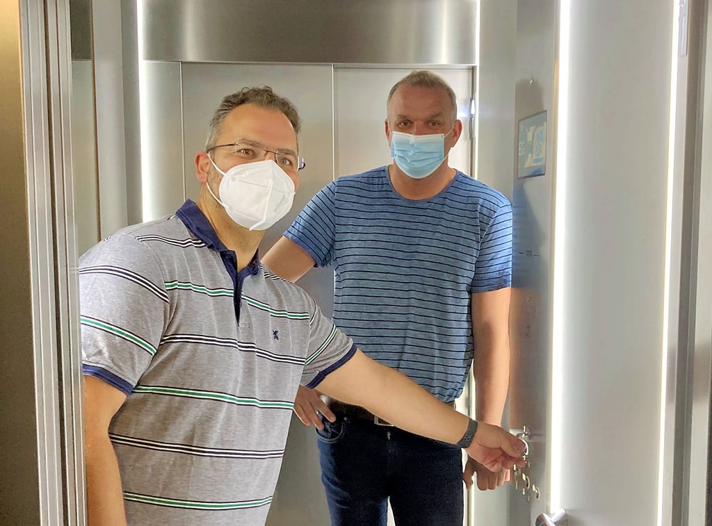 Ortsbürgermeister Niko Zenker (links) bekam von Steffen Püchner vom Büro Kossels und Partner eine Einweisung, wie der neue Fahrstuhl im Soziokulturellen Zentrum in der Magdeburger Ortschaft Beyendorf-Sohlen zu bedienen ist.